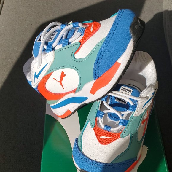 Brand new Kids/Enfants Puma sneakers - Picture 4 of 6